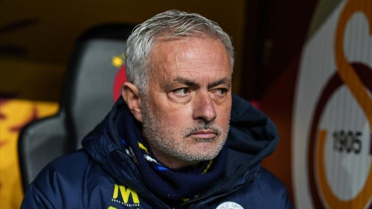 Jose Mourinho'dan derbi sonrası Galatasaray'a çağrı ve gönderme: Yabancı hakemle ne olduğu gördük