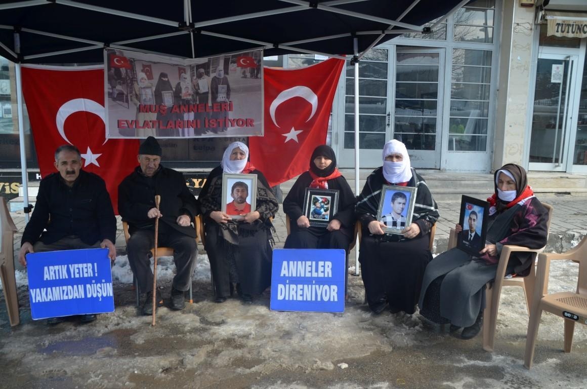 Families uit Muş zetten hun protesten voort voor het gebouw van de DEM-partij