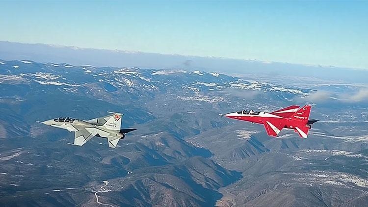 Deux Hürjets dans le ciel en même temps ! TUSAŞ a partagé : Nous écrivons l'histoire avec nos ailes en forme de croissant