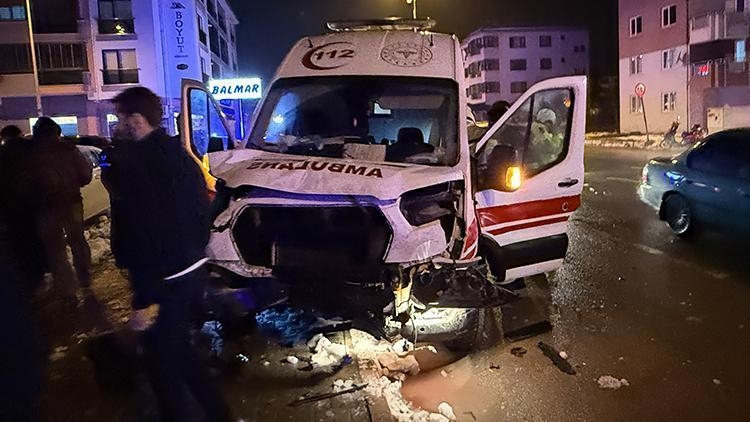 Colisão entre ambulância e carro deixa 7 feridos