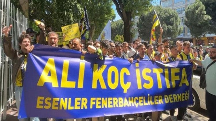 Vijfduizend Fenerbahçe-fans marcheerden voor het aftreden van Ali Koç!
