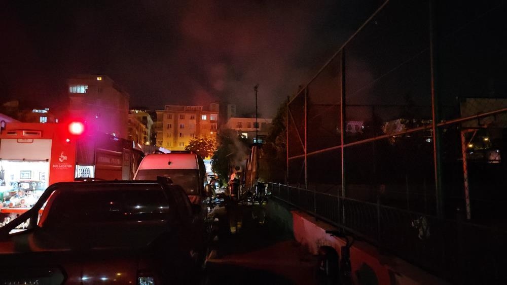 Incendie dans un atelier de réparation automobile à Bahçelievler ! De nombreux véhicules ont été rendus inutilisables.