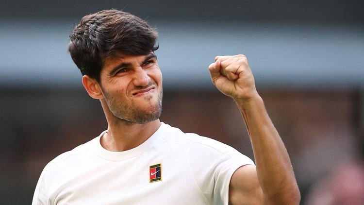Carlos Alcaraz advances to the last 16 at Wimbledon!