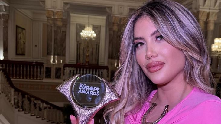 NOTICIA: Işın Karaca reacciona a la recepción del premio a la mujer del año por parte de Wanda Nara