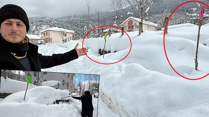 La neige les a littéralement engloutis : ils trouvent leur place en attachant des chiffons à un bâton