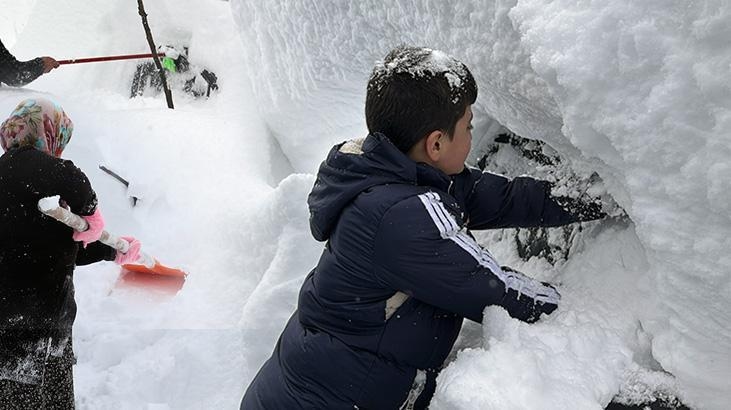 Le quartier englouti par la neige ! La pluie s'est arrêtée, les gens tentent de revenir à la vie normale : nous vivons cela chaque année