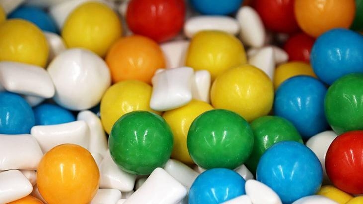 Mâcher du chewing-gum peut déclencher des maux de tête ! Il présente même des avantages lorsqu’il est utilisé correctement.
