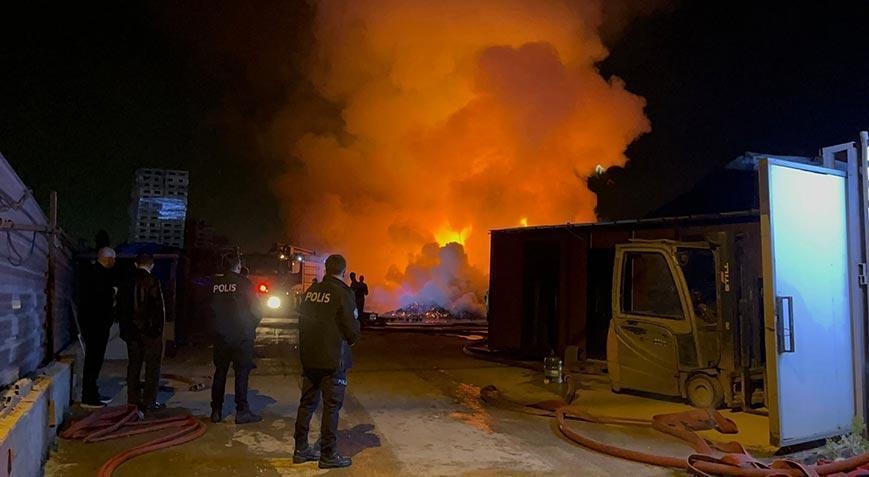 Angstaanjagende brand breekt uit in palletfabriek in Bursa