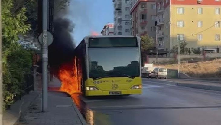 Paniek in Ümraniye! Een IETT-bus vloog in brand.
