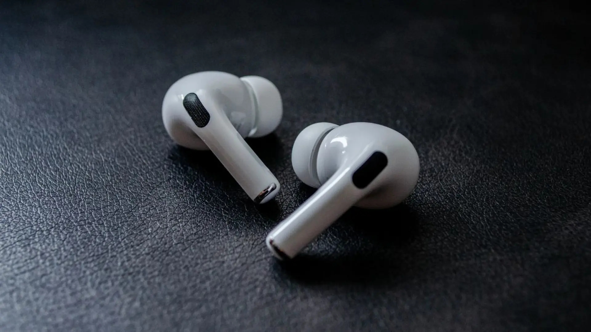 Le 5 nuove funzionalità in arrivo sui tuoi AirPods con iOS 26