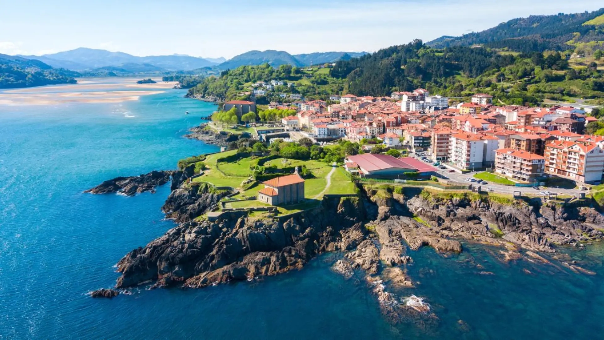 This is the charming town where 'Angela', Netflix's most-watched series, was filmed: stone houses, cliffs, and green landscapes.