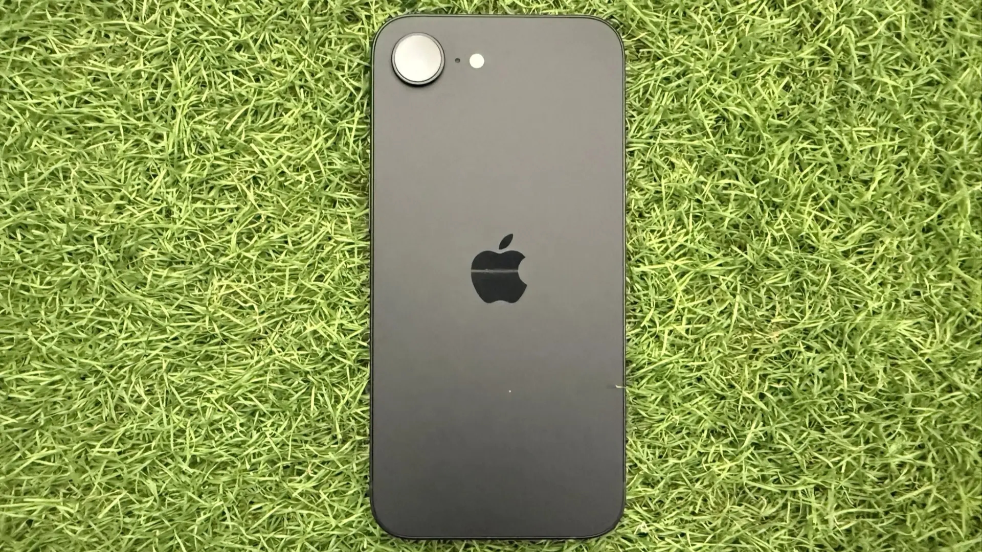 De verborgen betekenis van het kleine gaatje naast de iPhone-camera