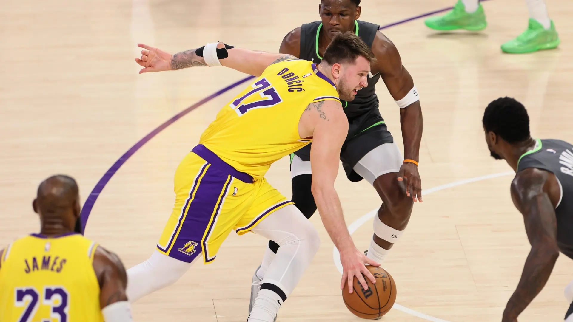 Los Lakers de Doncic y LeBron se quedan sin anillo: eliminados de los playoff de la NBA