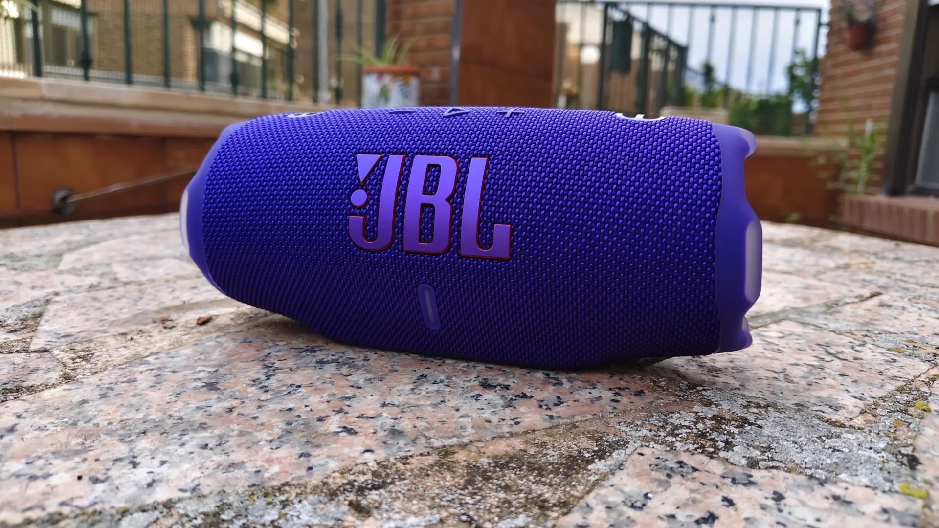 Der JBL Charge 6 ist dank seines außergewöhnlichen Klangs und der endlosen Akkulaufzeit der Lautsprecher des Sommers.