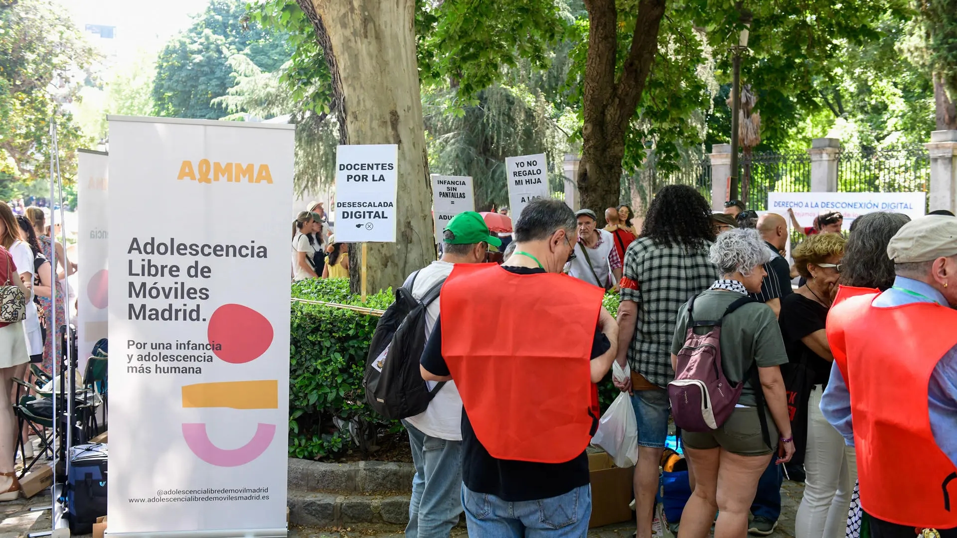 Pais e educadores pedem a redução da tensão digital durante todos os anos letivos.