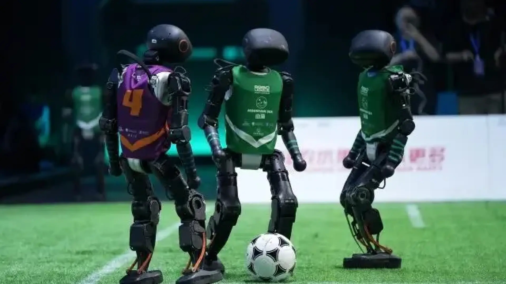 İnsansı robotlar arasında oynanan bu futbol maçı, daha yapılacak çok şey olduğunu gösteriyor: çarpışmalar, tökezlemeler, sınırlı hareket kabiliyeti...