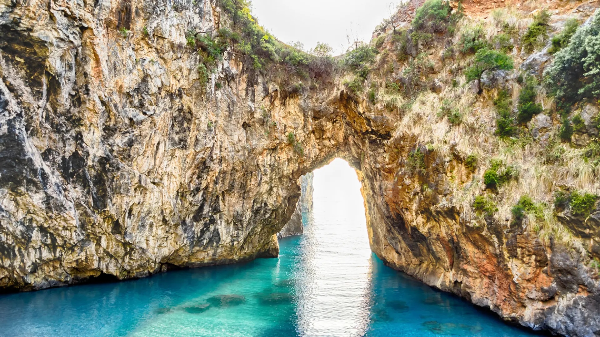 Uma das praias mais incríveis do mundo fica na Itália: uma magnífica praia de areia coroada por um arco natural