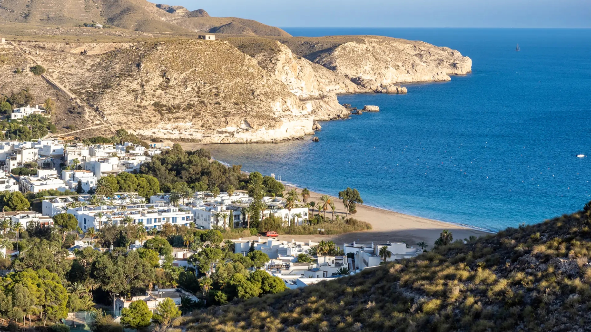 Het lijkt op Griekenland, maar het ligt in Spanje: het perfecte Andalusische vissersdorp voor een zomervakantie