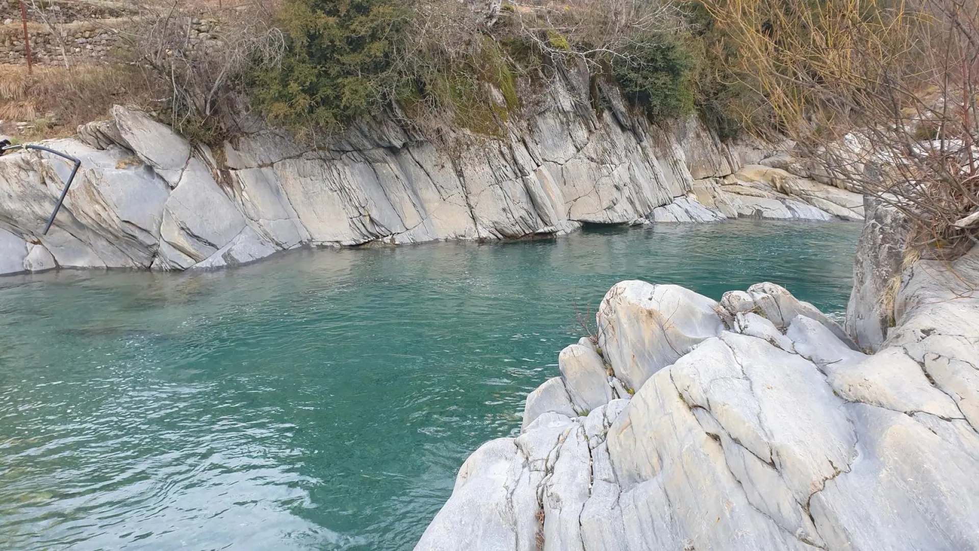 Der traumhafte Naturpool in Huesca mit kristallklarem Wasser: ein märchenhafter Ort im Herzen der Pyrenäen