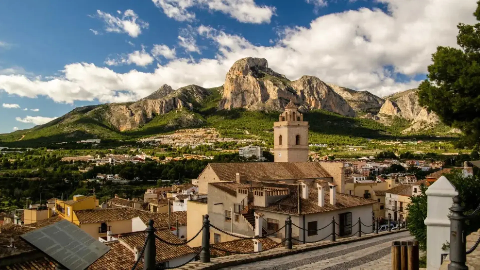 Ani Altea, ani Jávea: piękne miasto w Alicante, o którym turyści wciąż nie wiedzą, położone tuż obok najlepszych plaż.
