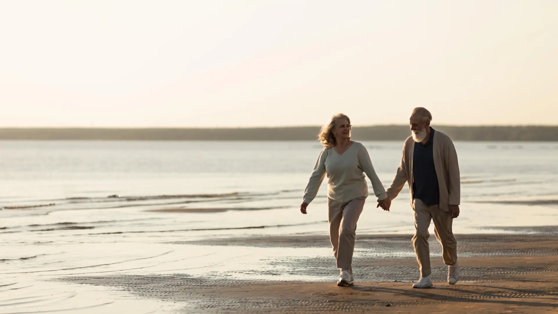 Ni caminar ni nadar: el mejor ejercicio que puedes hacer en la playa si tienes más de 60 años