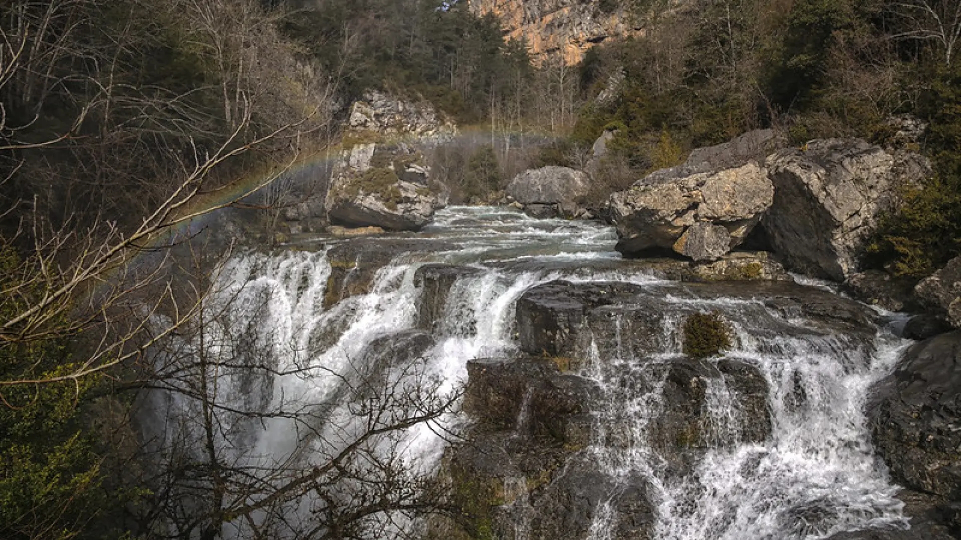 Der beeindruckende kristallklare Wasserfall von Huesca, ideal für einen Besuch im Sommer.