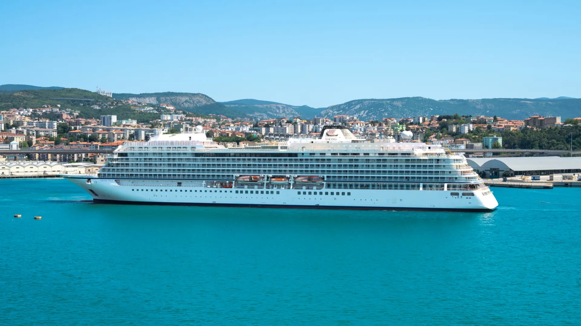Durch die Insolvenz eines Kreuzfahrtunternehmens bleiben Dutzende spanische Passagiere gestrandet.