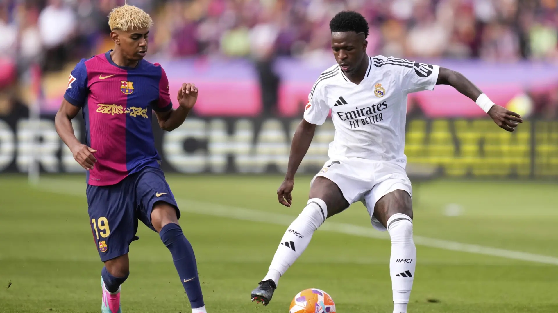 The huge difference between the annual salaries of Real Madrid and FC Barcelona players has come to light.