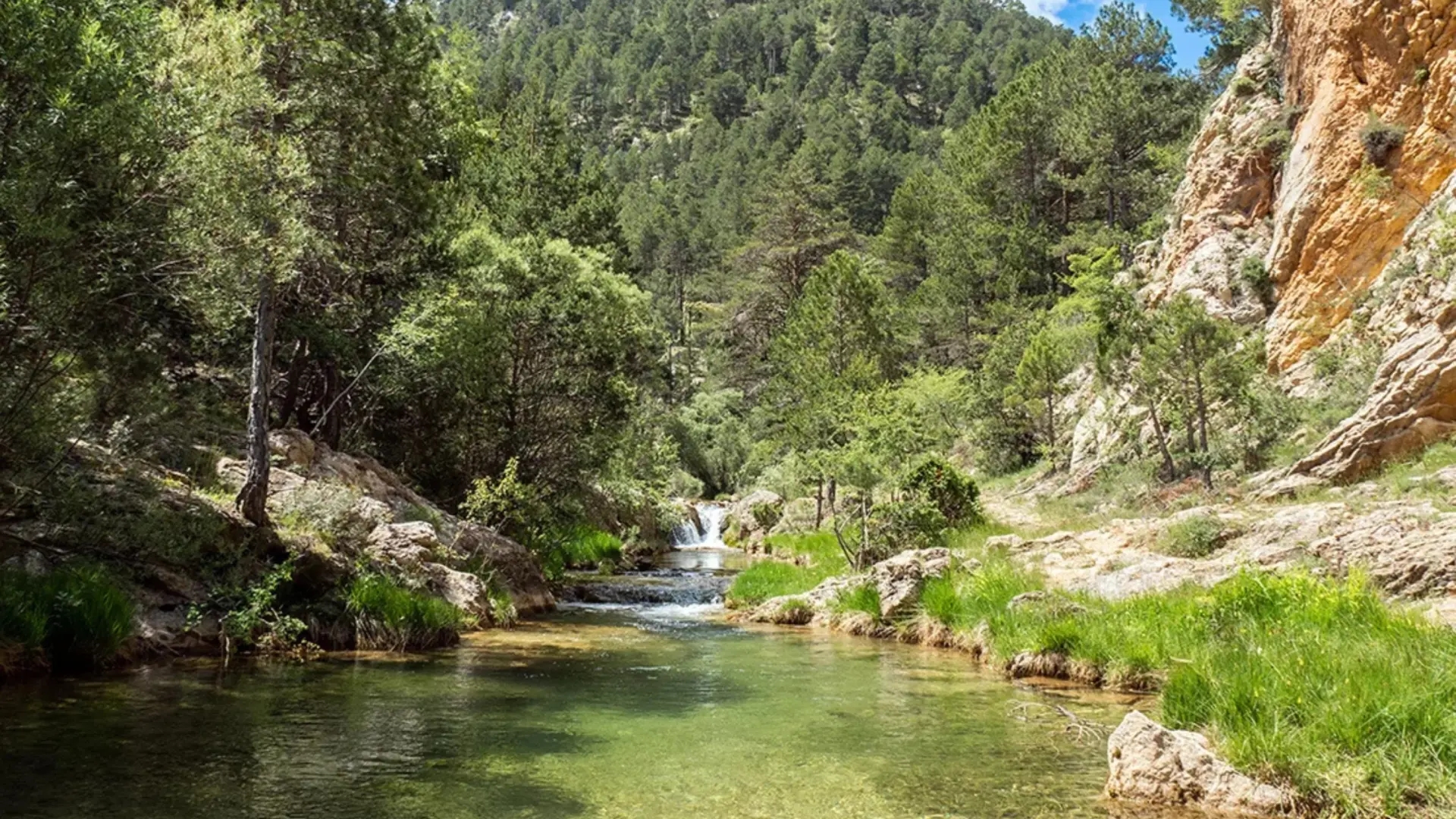 Die Wanderroute zu einem Naturpool mit kristallklaren Wasserfällen in Teruel