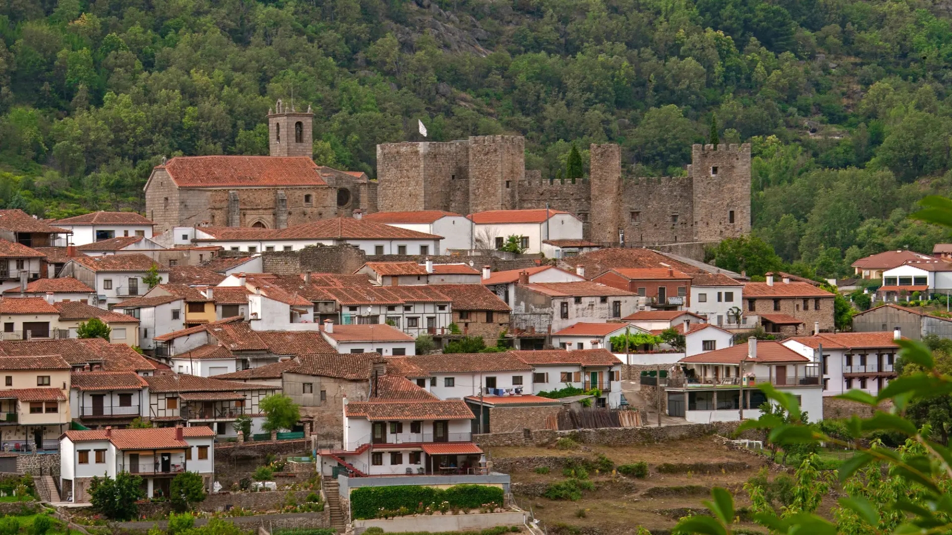 A cidade pouco conhecida de Salamanca com um dos castelos mais bonitos da província