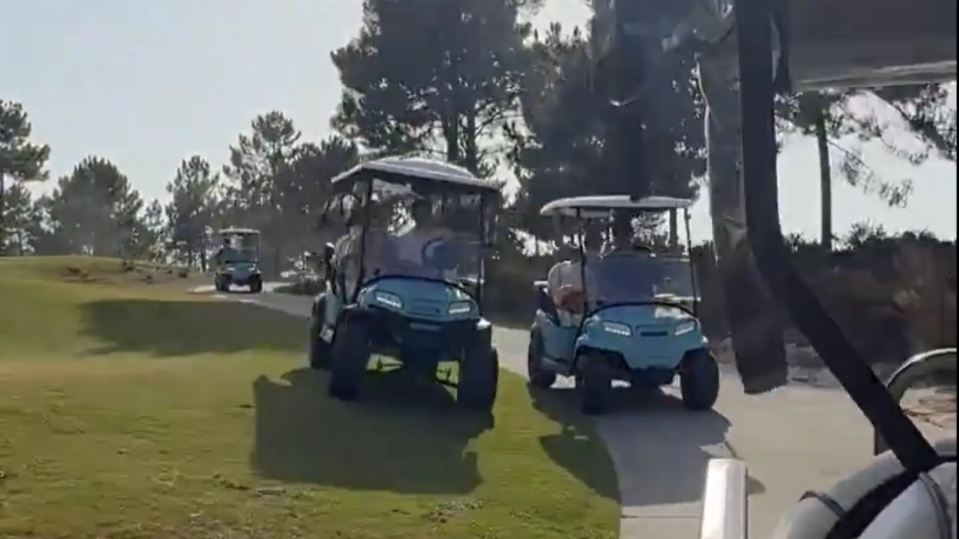 Max Verstappen'in pervasız golf arabası gösterisi: Çıldırıyor... ve çimlerde nefes kesen bir sollama yapıyor.