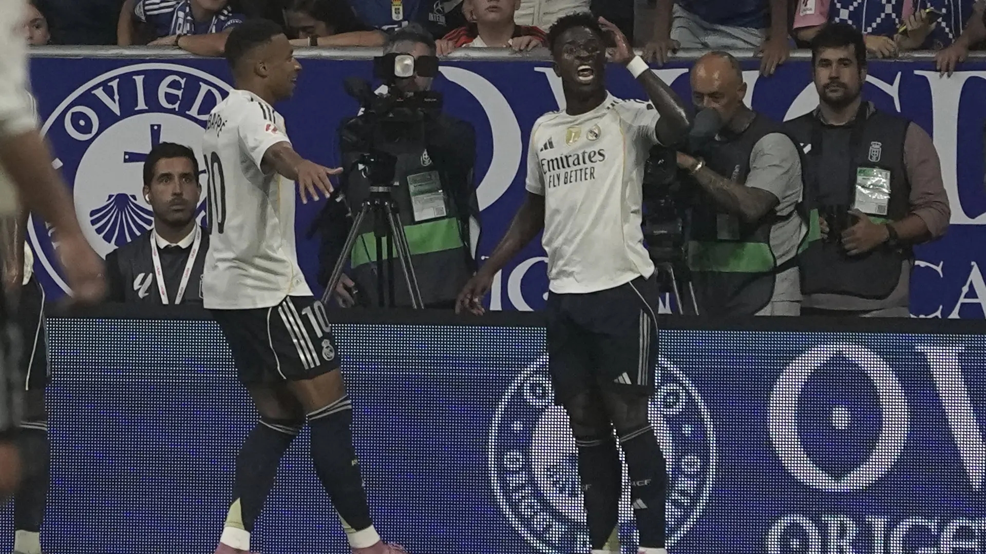 La controversa serata di Vinícius a Oviedo: sostituto, sbadigli in panchina, gol e gesti da "seconda divisione" contro Tartiere...