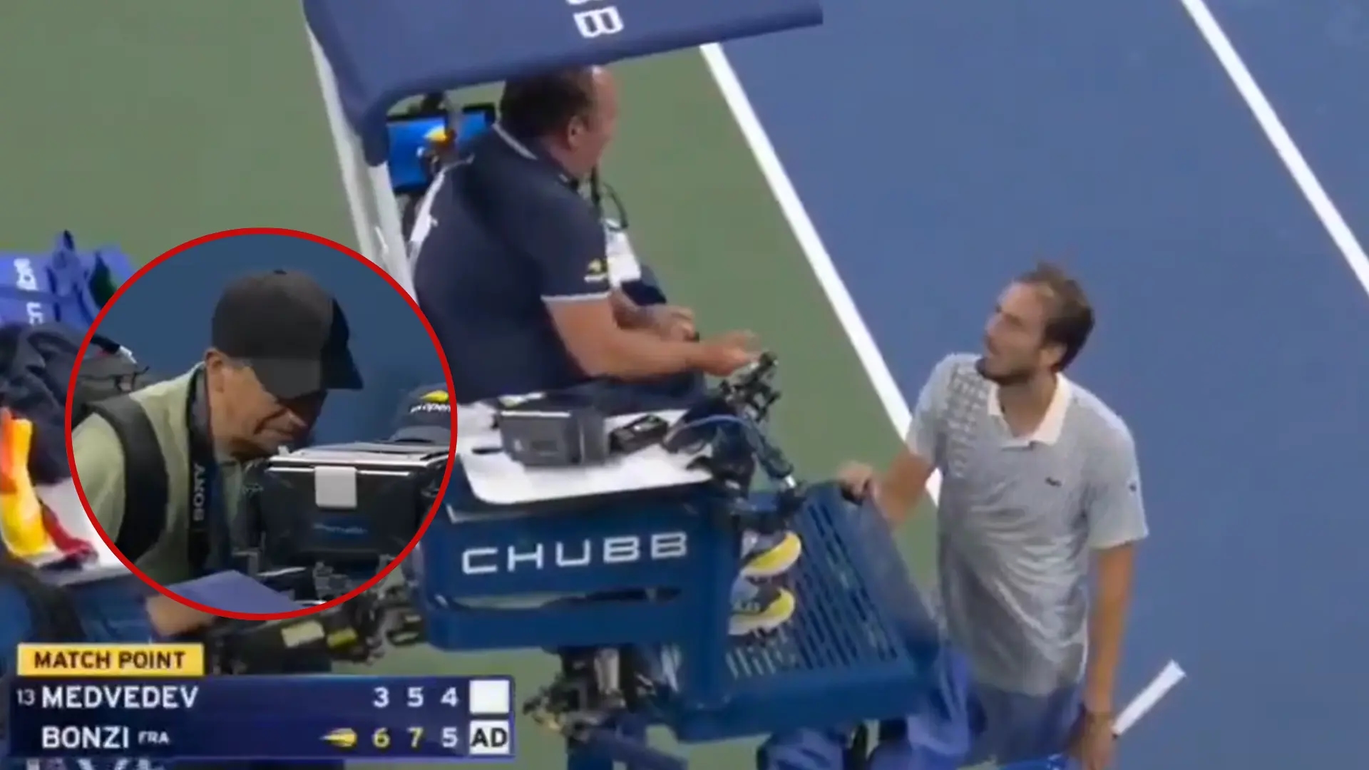 L'errore surreale di un fotografo scatena il caos agli US Open: è sceso in campo con il match point di Bonzi contro Medvedev.