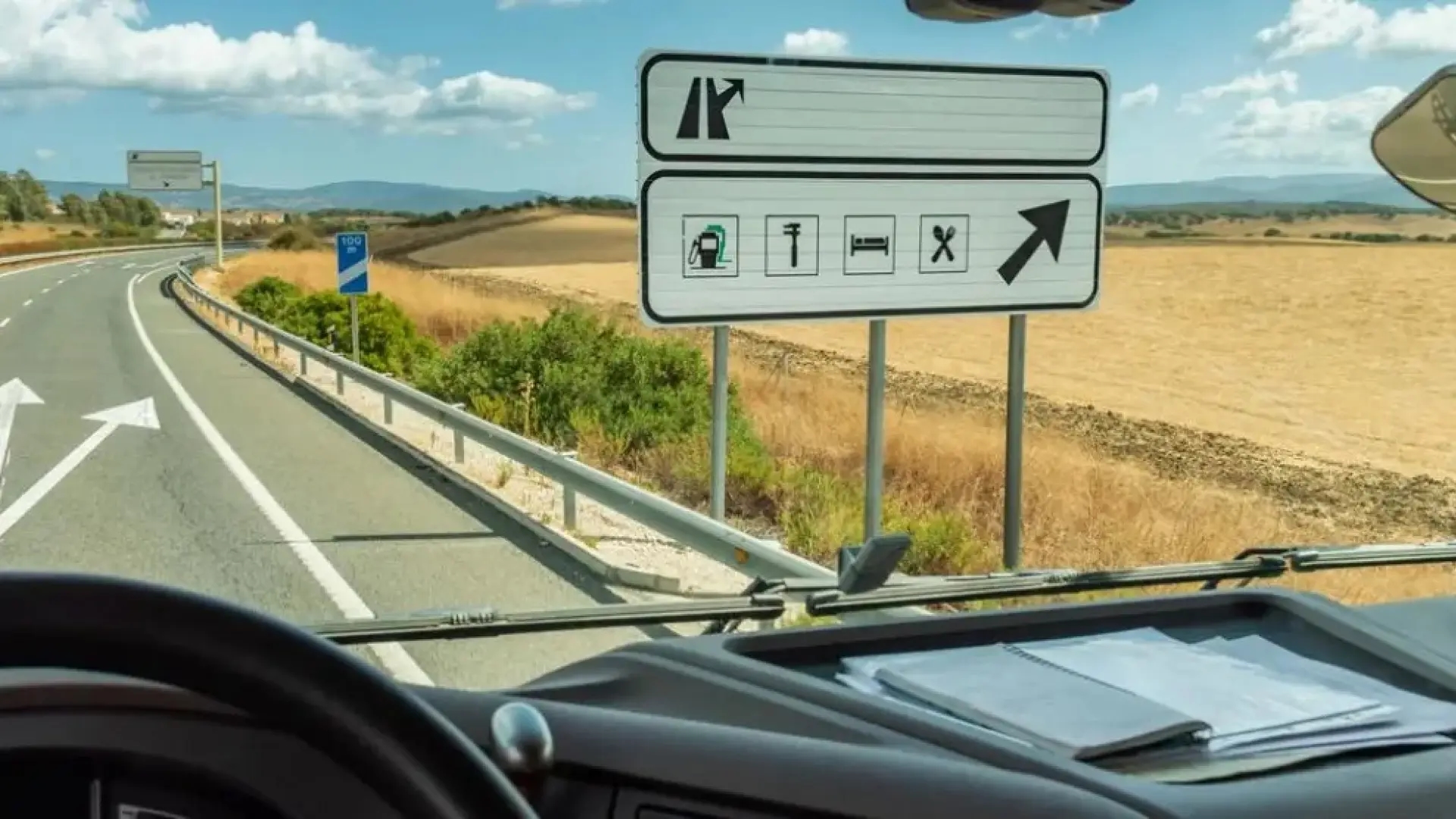 How do you know if a gas station is located next to the highway? The key is on the sign.