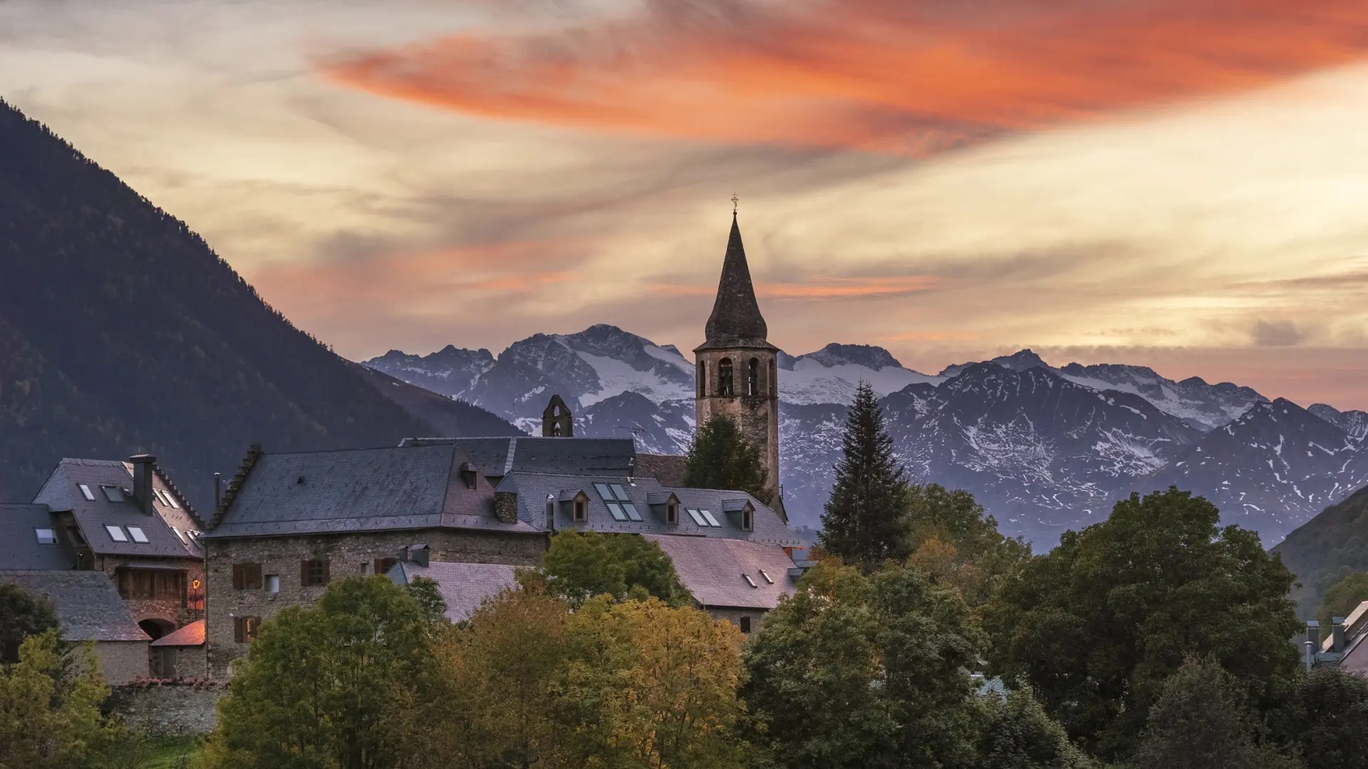 Das Dorf Lleida mit faszinierenden mittelalterlichen Gemälden und Bergblick