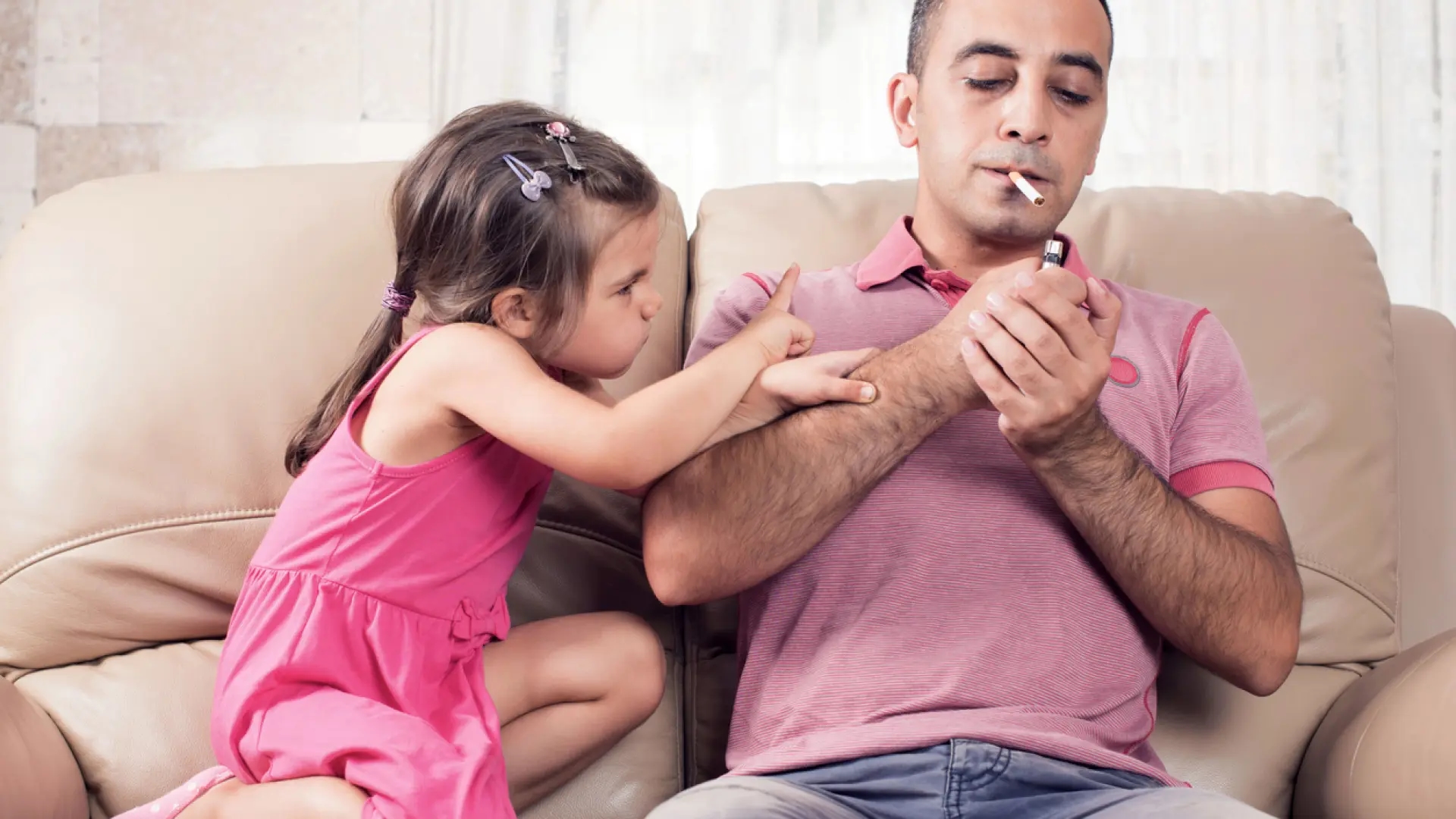 Il fumo passivo di un padre durante l'infanzia può influire sulla salute polmonare del figlio.