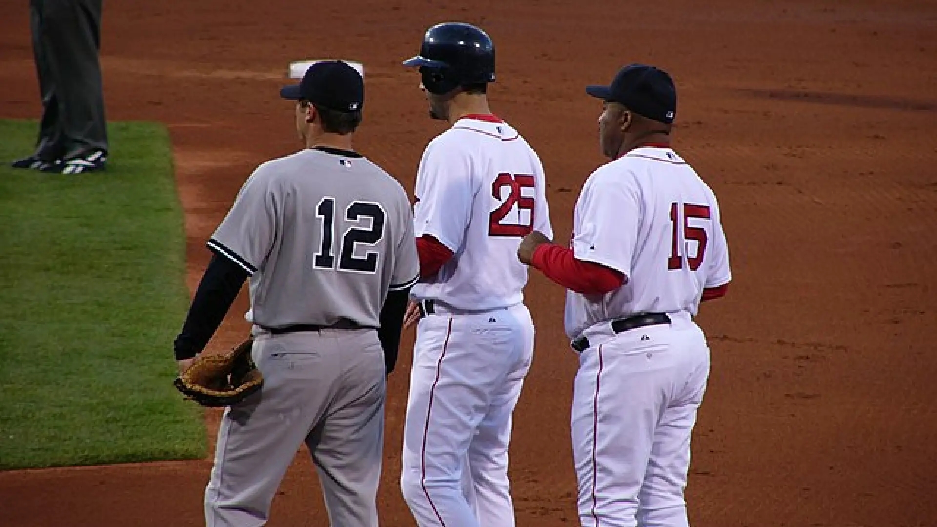 Camisas para todas as idades. Os uniformes sem nome do New York Yankees e do Boston Red Sox.