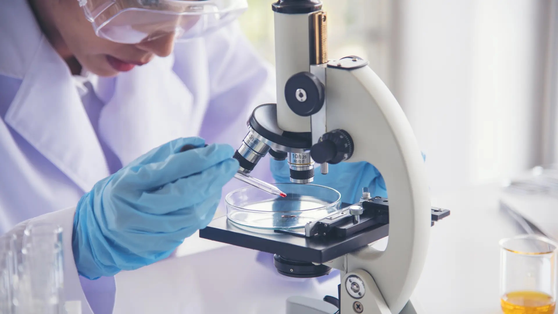 Foi descoberto um novo tratamento potencial que ataca as células cancerígenas da cabeça e do pescoço de dentro para fora.