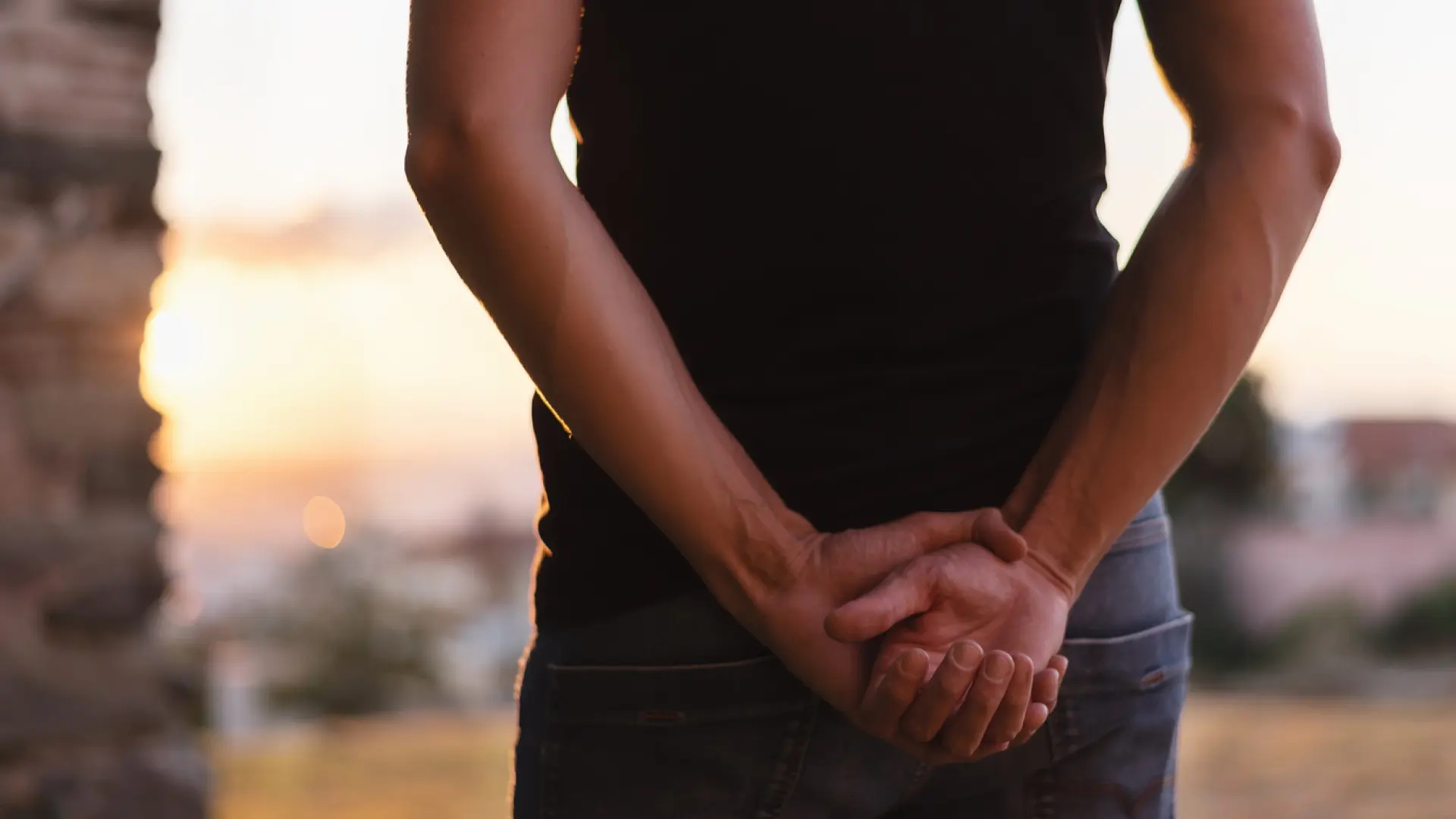 What it means to walk with your hands behind your back, according to psychology