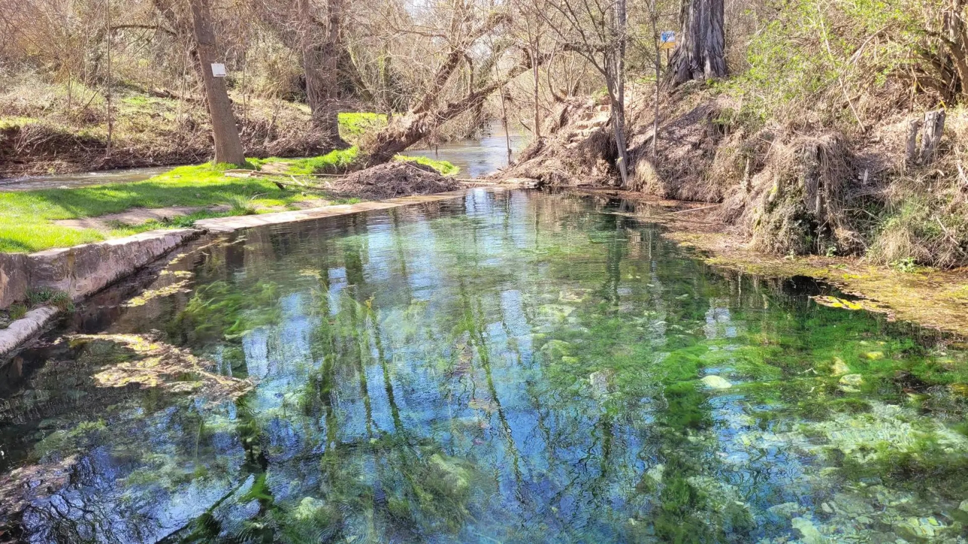 Der Naturpool mit kristallklarem Wasser, perfekt für einen Kurzurlaub im September