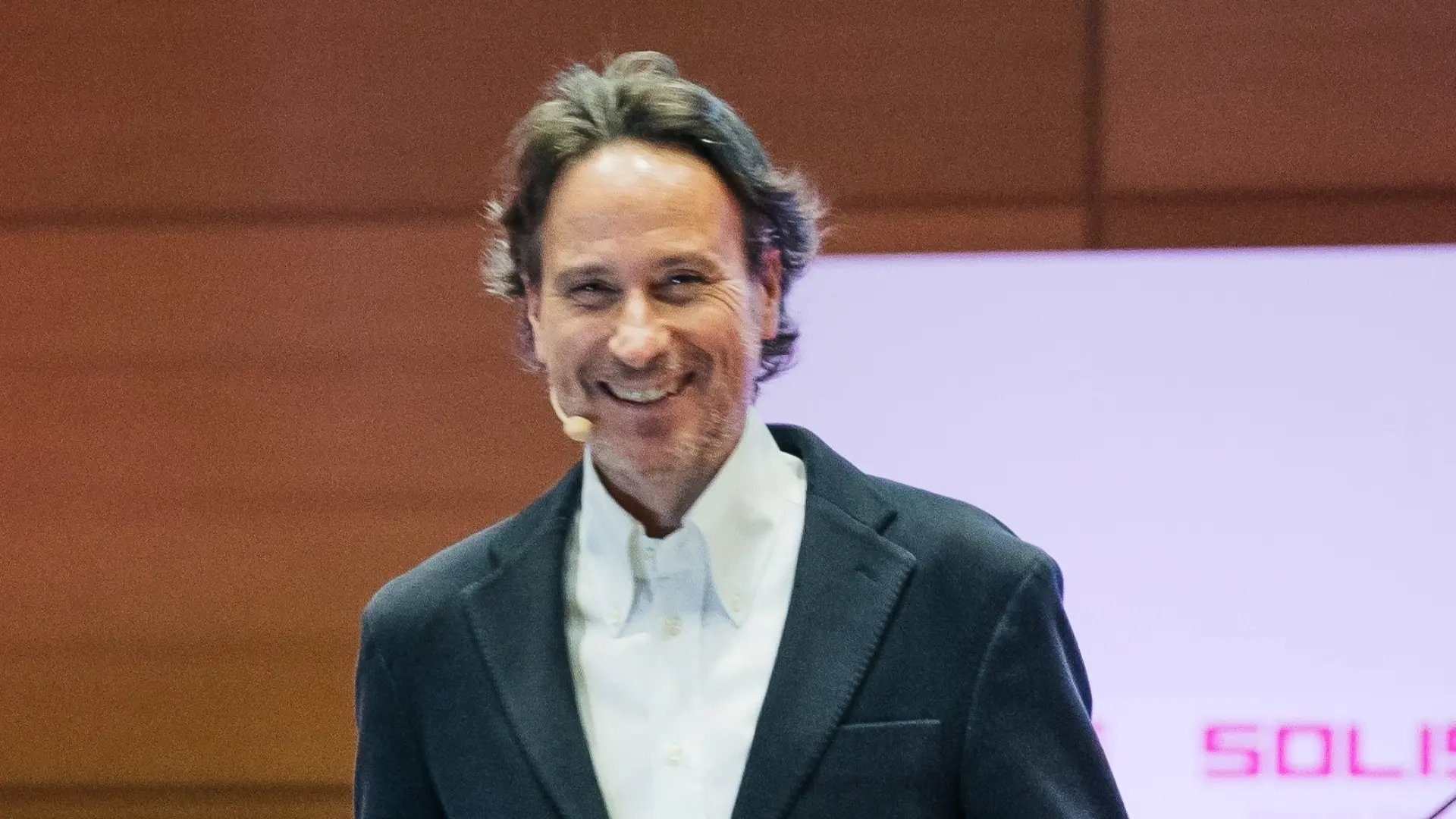Intervista a Víctor Küppers, esperto di psicologia positiva: "Tutti nascono con il potenziale per essere brave persone, ma molti diventano cattivi."