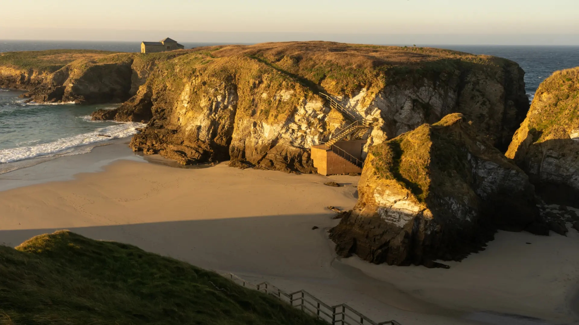 A bela ermida galega que só pode ser alcançada na maré baixa.