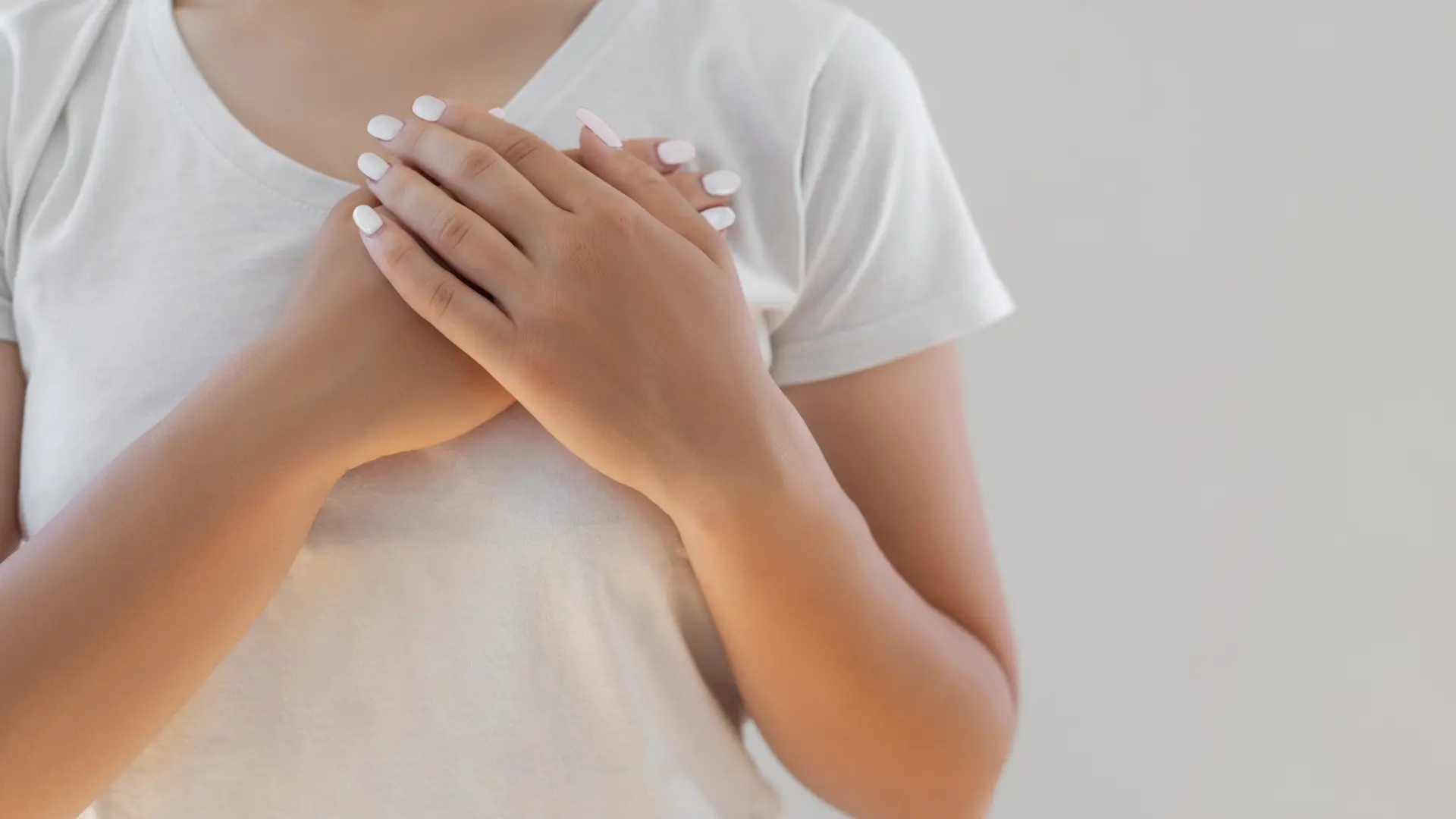 Uma mulher desenvolve câncer de mama e retal simultaneamente, juntamente com um surto de hepatite B.