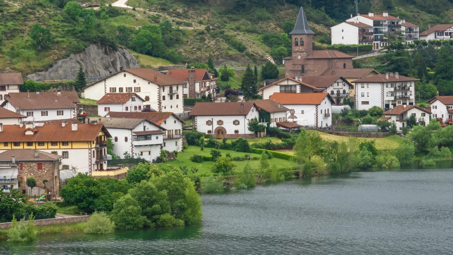 Das schöne Dorf nahe der französischen Grenze, in dem ein Teil der Serie „La caza. Irati“ gedreht wurde.
