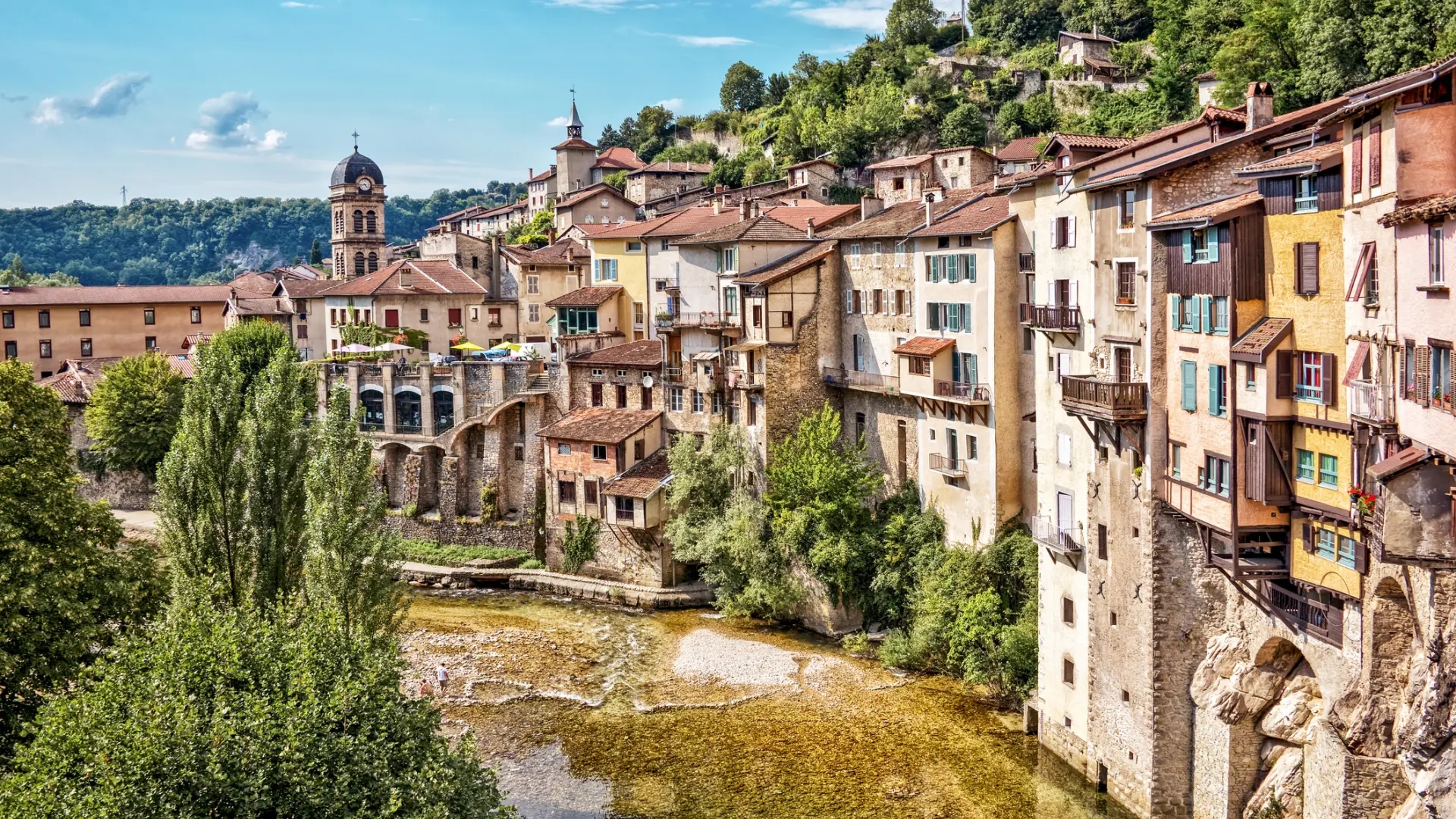 Das unbekannte französische Dorf, eingebettet in die Berge, mit Häusern, die der Schwerkraft zu trotzen scheinen.