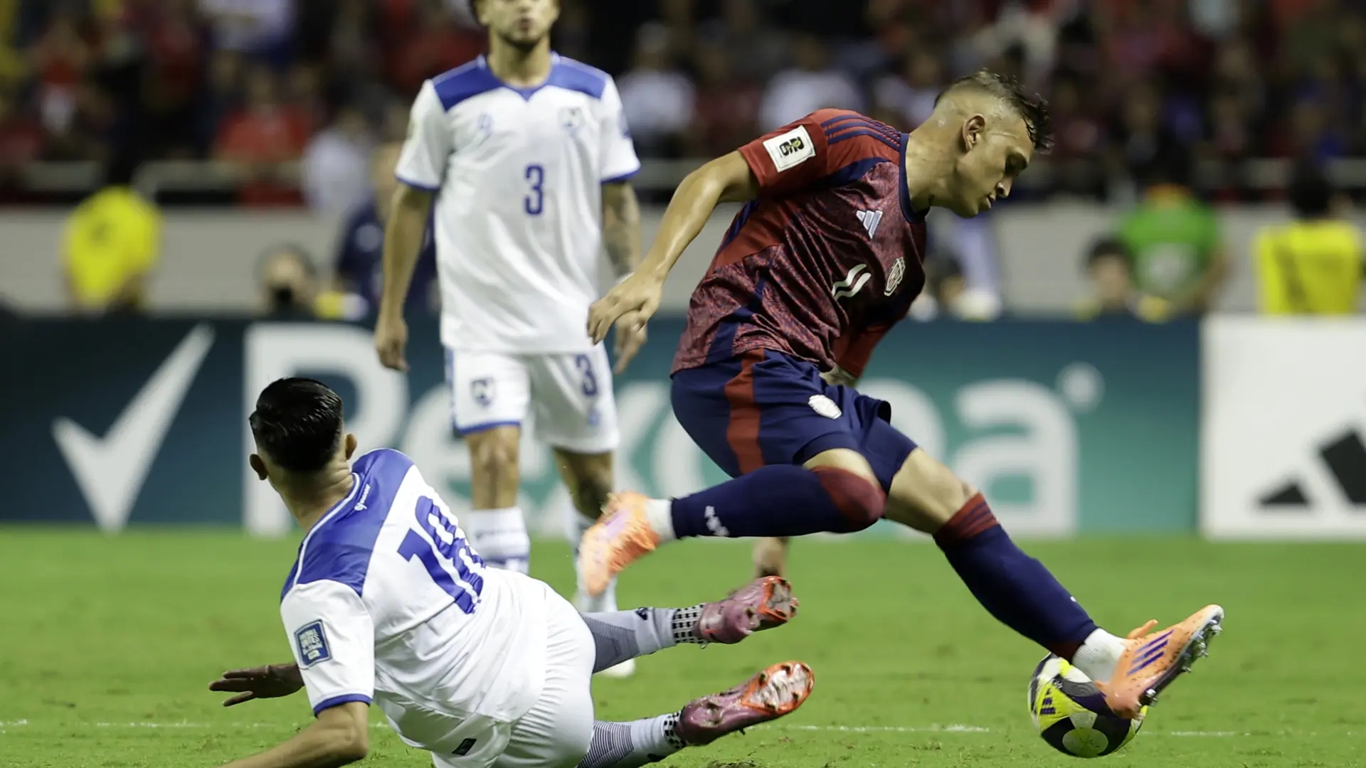 Surrealismo prima della partita di qualificazione ai Mondiali Nicaragua-Costa Rica: la polizia entra negli spogliatoi per arrestare un giocatore.
