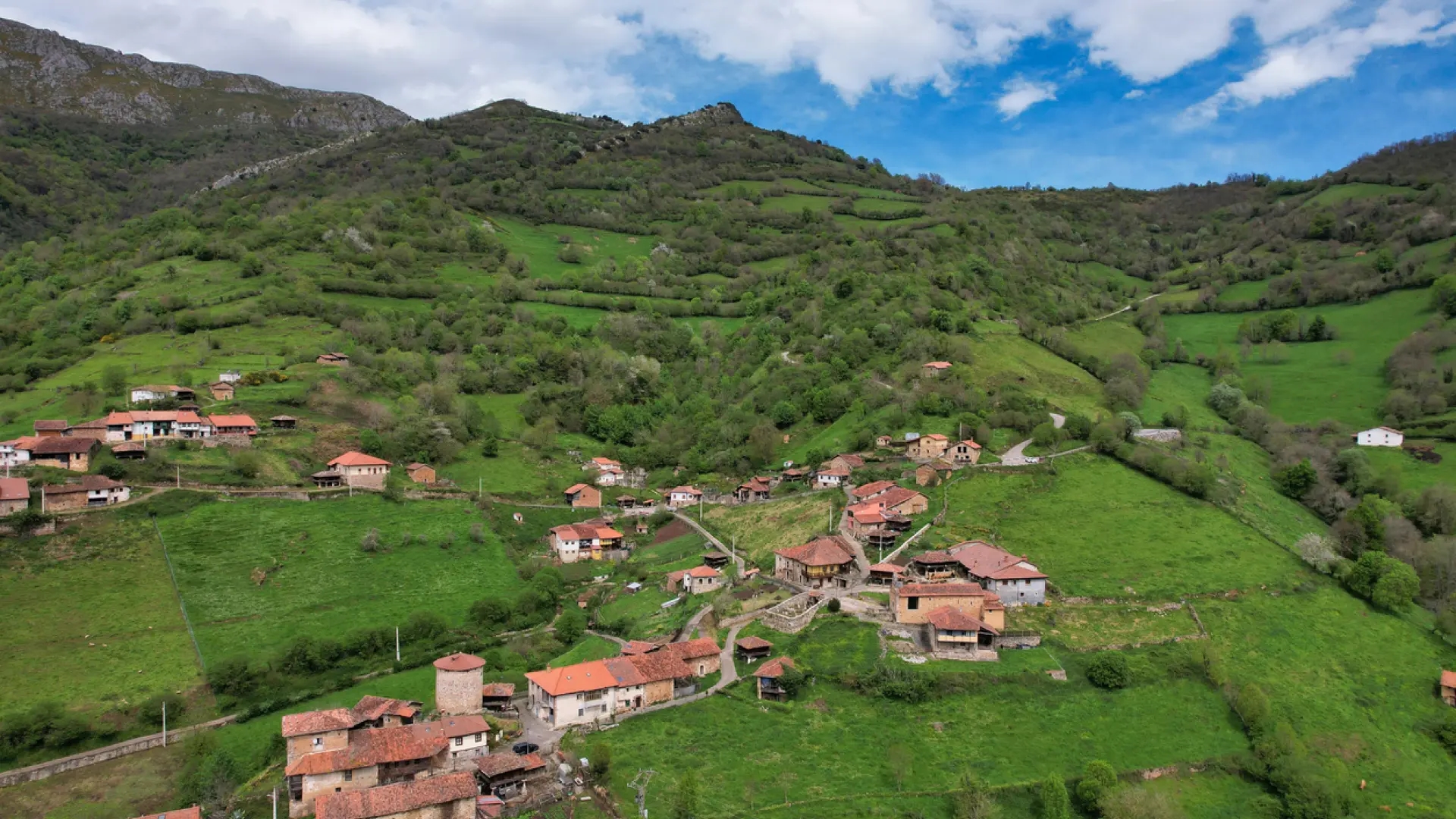 Das schönste Dorf Asturiens: ein mittelalterliches Paradies mit Steinhäusern, eingebettet in die Berge