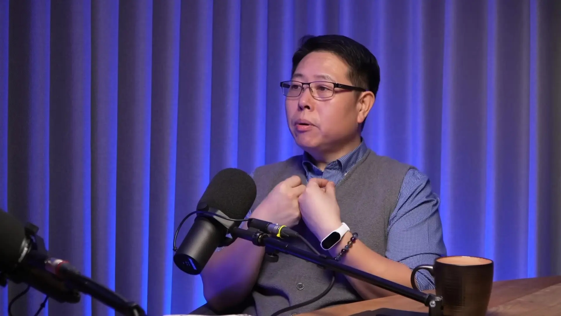 Il motivo per cui i cinesi accompagnano sempre i loro pasti con bevande calde, come spiegato dal Dott. Liu Zheng