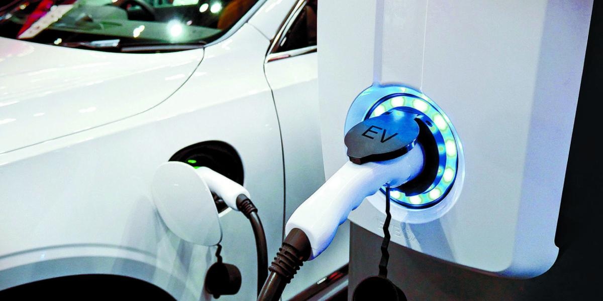 Sprzedaż samochodów hybrydowych i elektrycznych spada w poszczególnych stanach.