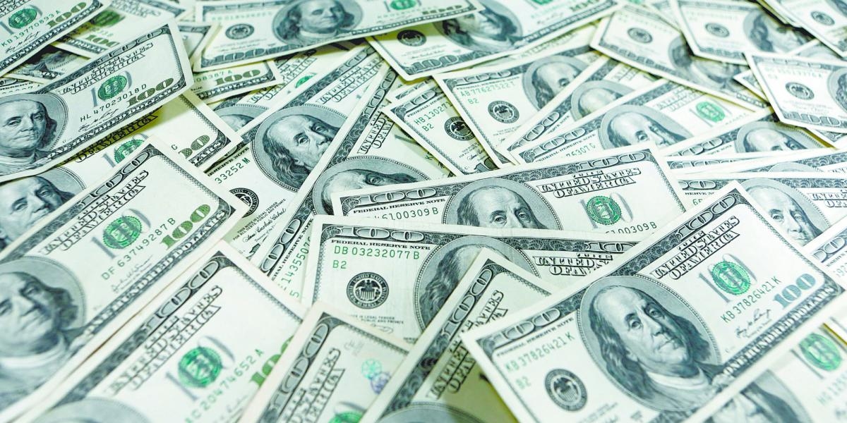 Dólar bajó 4.4% frente a monedas fuertes en abril